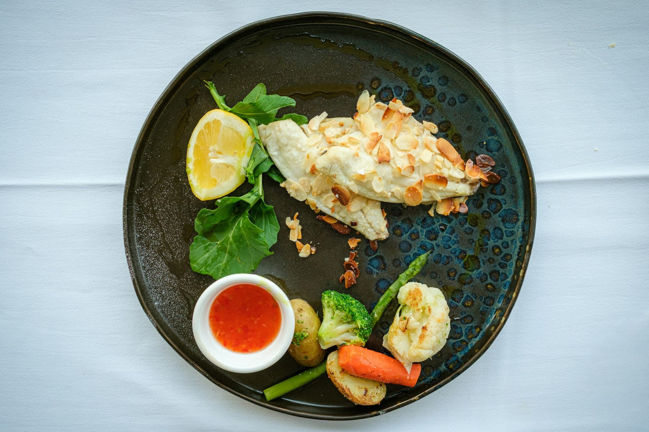 Poisson cuisiné avec des légumes de saison
