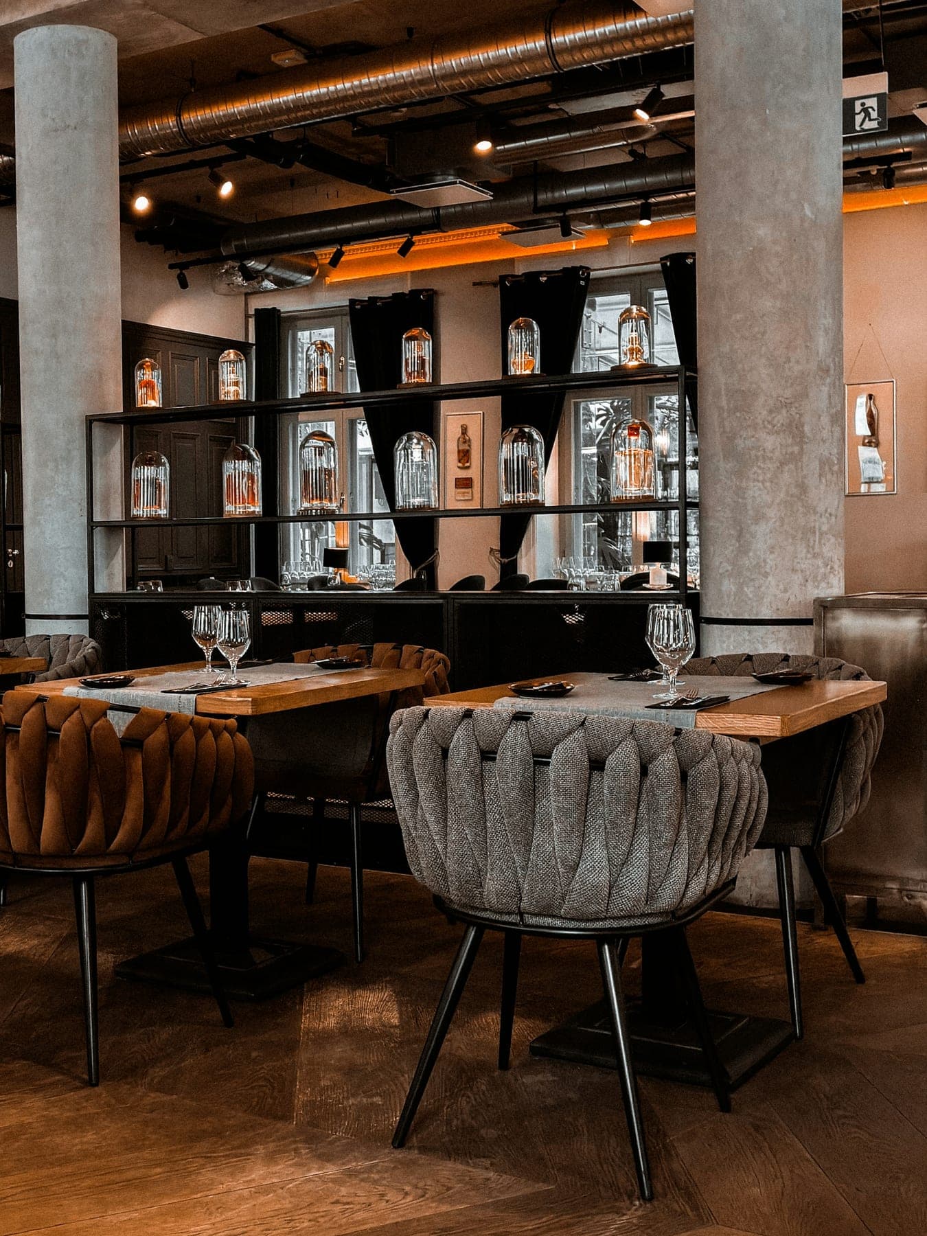 Salle élégante du restaurant aux matières naturelles