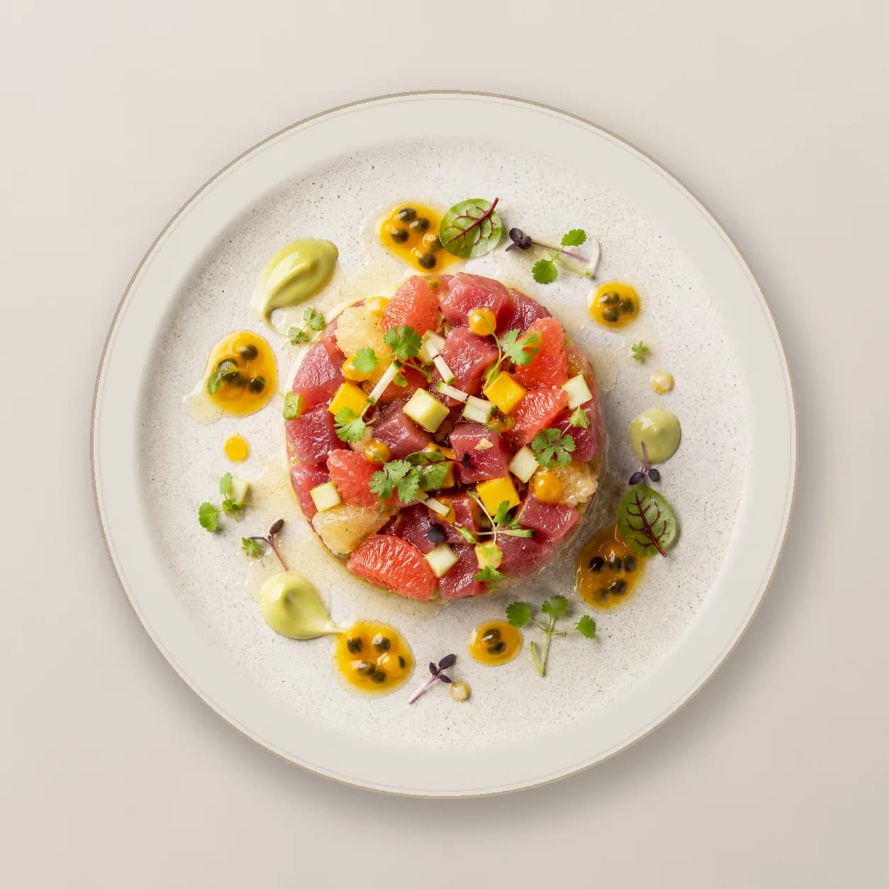 Tartare de thon frais aux condiments méditerranéens